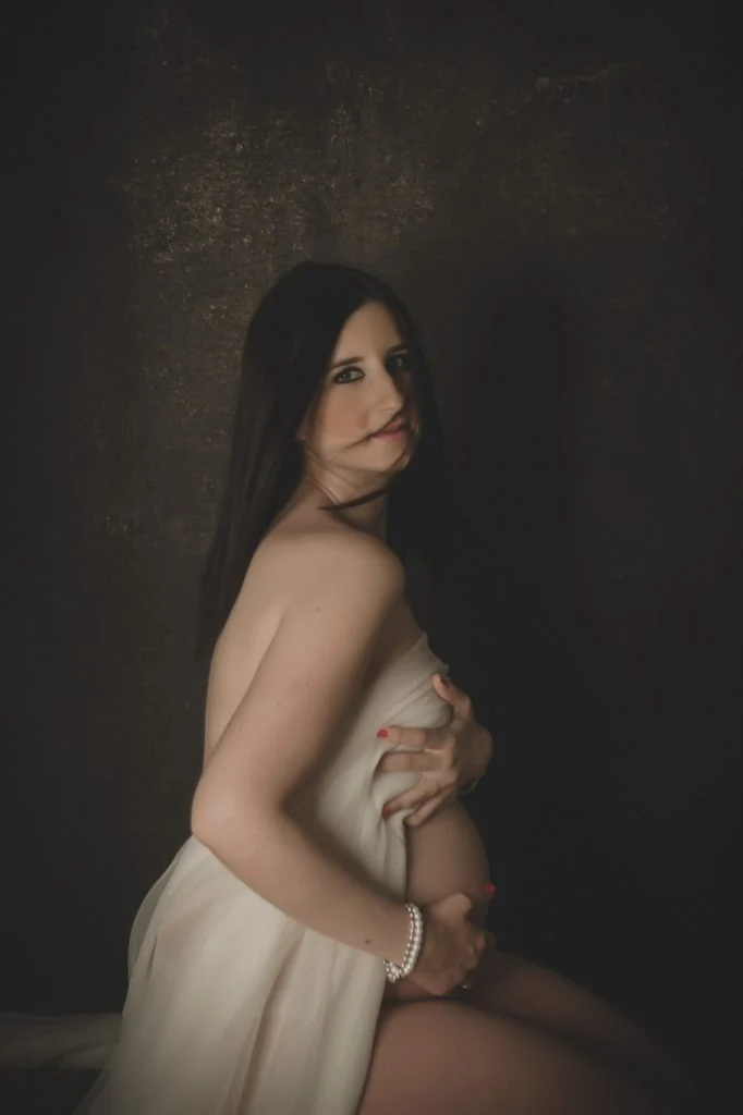 Fotografía de embarazo en estudio · retrato 5 de Gema Gaitán