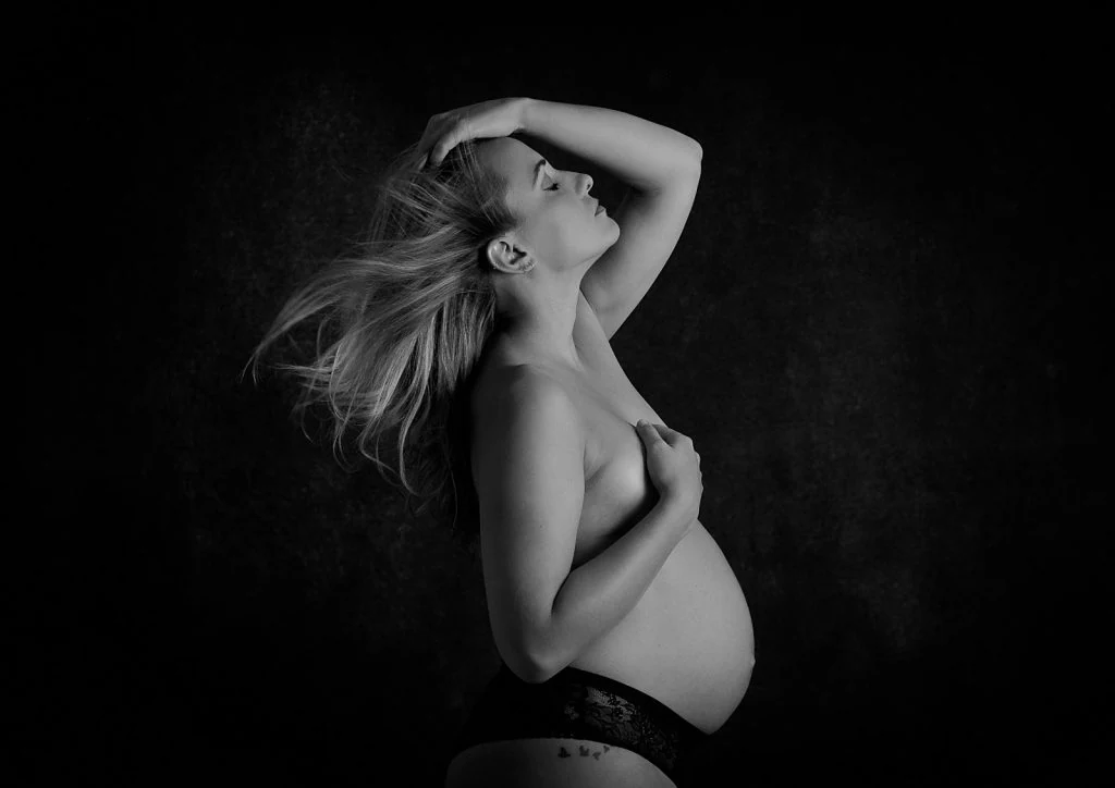 Fotografía de embarazo en estudio · retrato 9 de Gema Gaitán